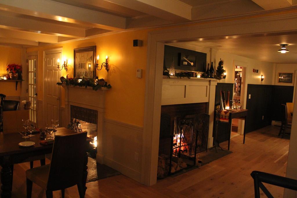 King Hill Inn & Kitchen New London Exterior photo