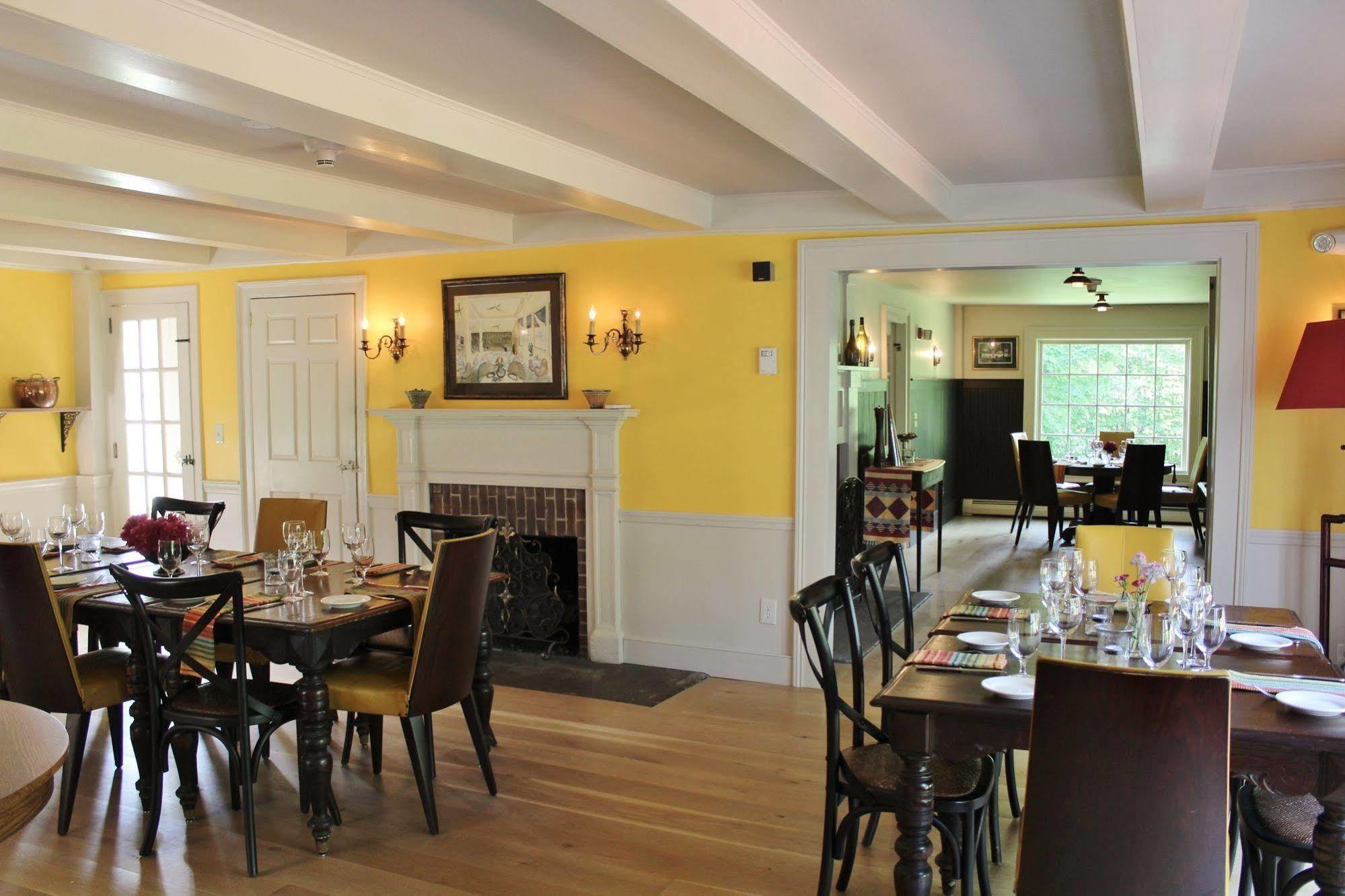 King Hill Inn & Kitchen New London Exterior photo